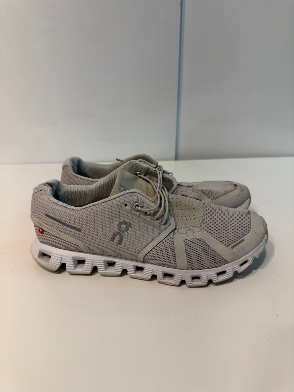 Used oncloud athletic shoes woman’s 10 on clouds